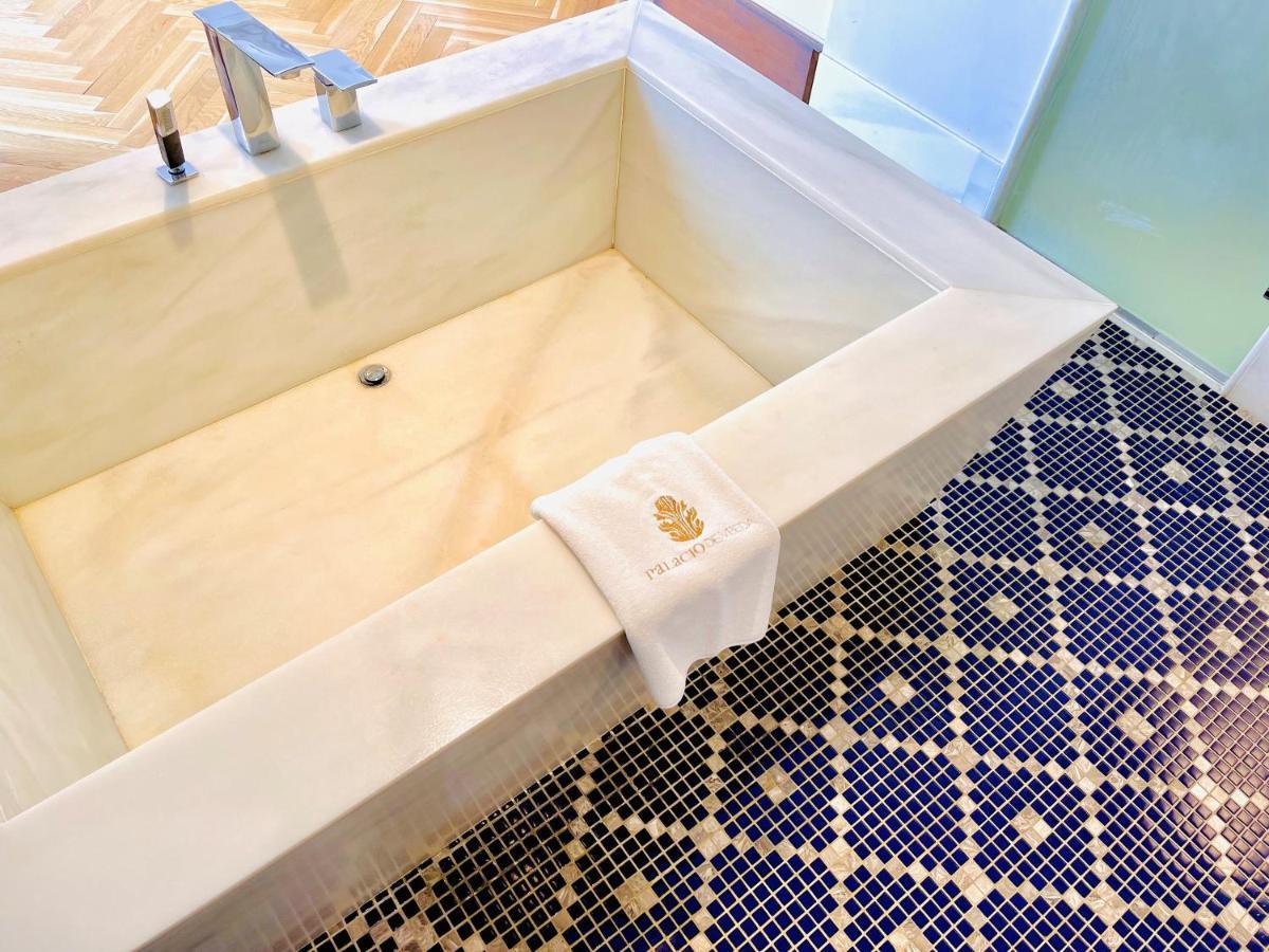 Hotel Palacio De Ubeda 5 G.L Екстер'єр фото A freestanding bathtub