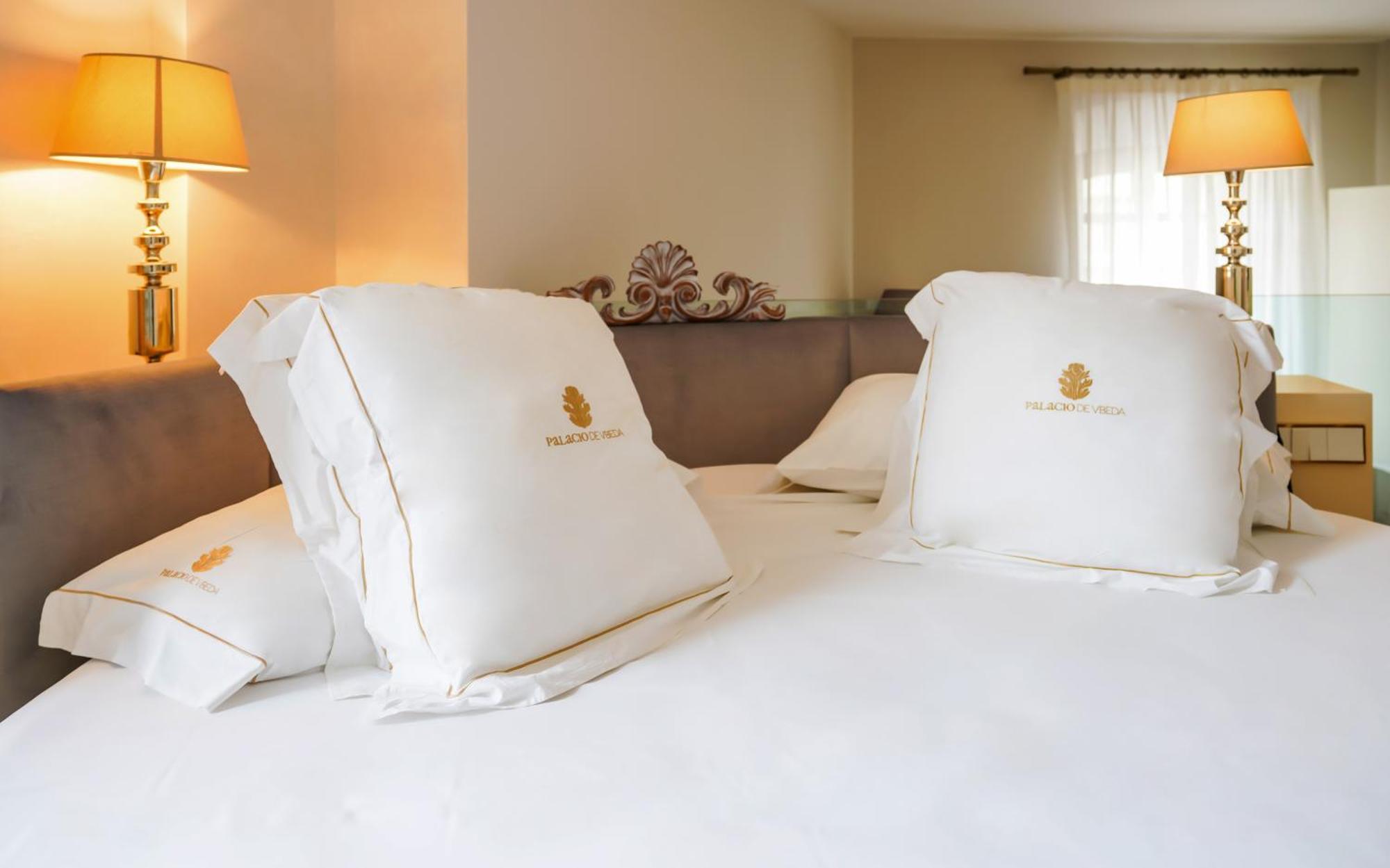 Hotel Palacio De Ubeda 5 G.L Екстер'єр фото Pillows on a bed